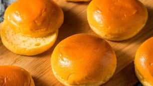 Cómo es la receta del pan que no envejece.