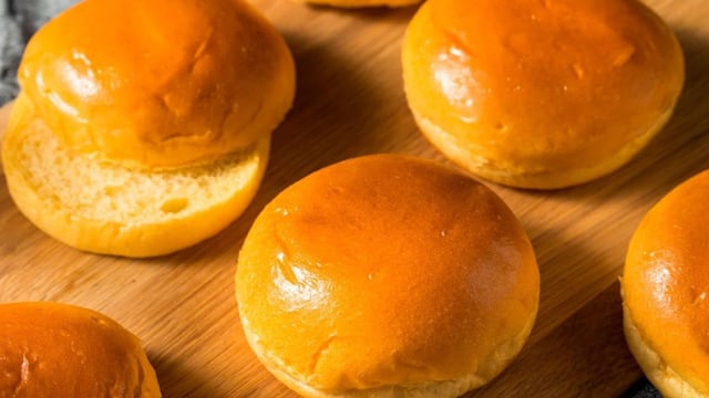 Cómo es la receta del pan que no envejece.