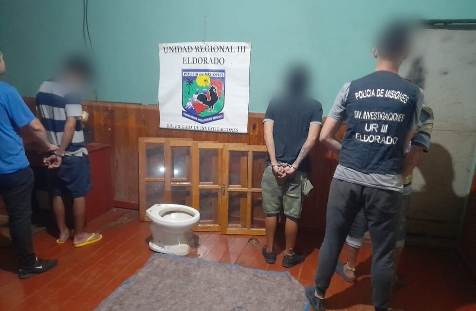 Arrestan a tres sospechosos por el robo de un inodoro y ventanas en Eldorado