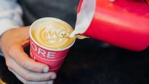 Cómo es la cafetería más pequeña del mundo, que está en Córdoba.