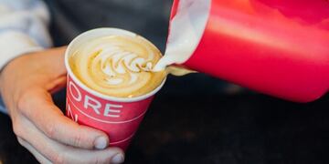 Cómo es la cafetería más pequeña del mundo, que está en Córdoba.