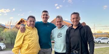 JC López, el primero a la izquierda en 2023 cuando llegó a Paraná a jugar el Torneo de Maxibasquet en Paraná.