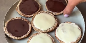 Cómo hacer galletitas de banana y chocolate saludables.