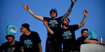 La impresionante caravana de Belgrano de la Circunvalación. Abrazo de gol de Pablo Vegetti (Pedro Castillo / La Voz).