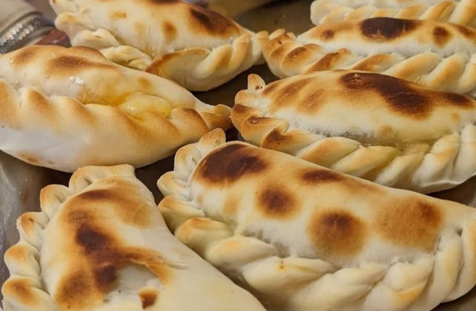 “No puede ser...”: pidió 16 empanadas, 2 copas de vino en Salta y se sorprendió con todo lo que pagó