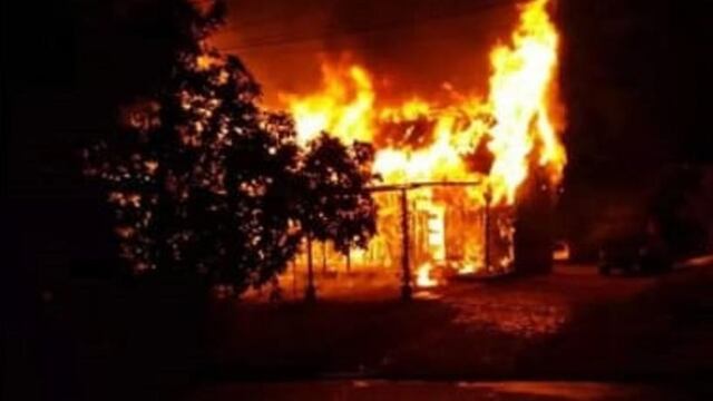Incendio en Nochebuena dejó con lo puesto a una familia en Eldorado.