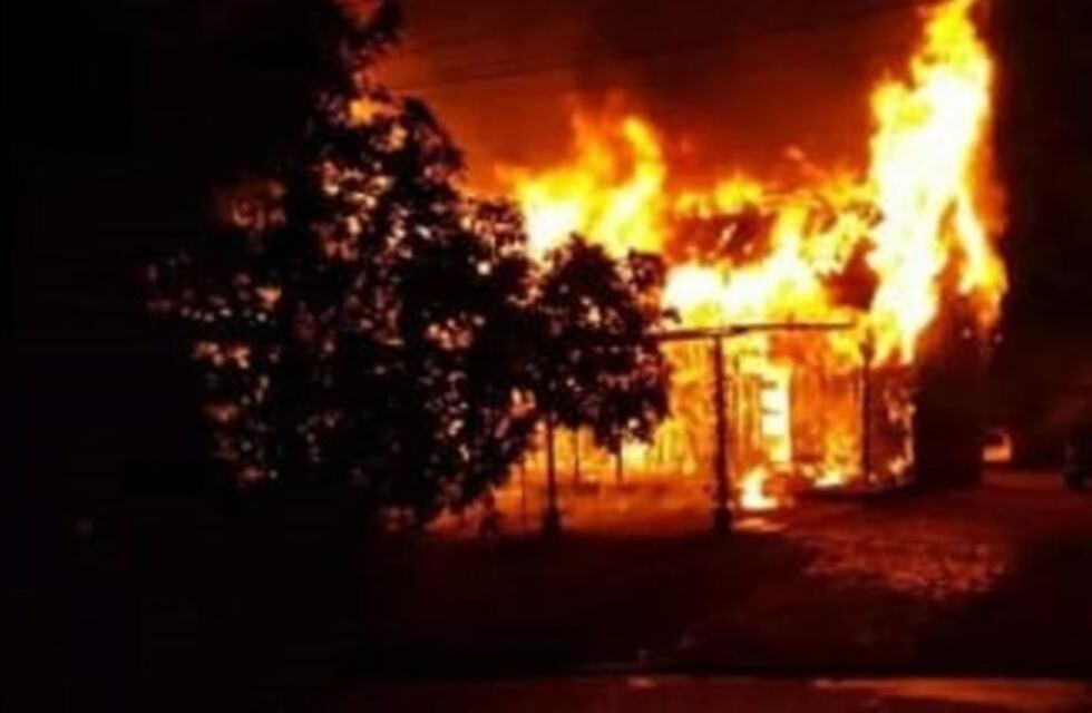 Incendio en Nochebuena dejó con lo puesto a una familia en Eldorado