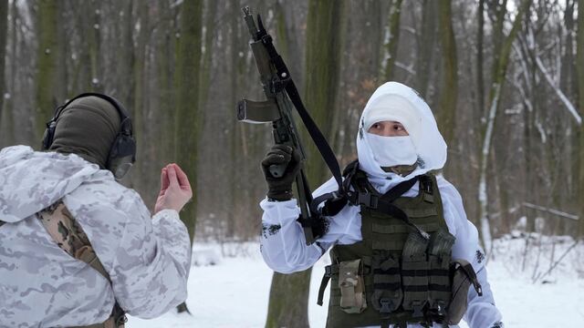 Miembros de la Fuerza Territorial de Ucrania se preparan ante la posibilidad de una invasión rusa (AP).