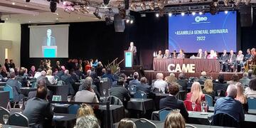 El Presidente habló antes pequeños y medianos empresarios.