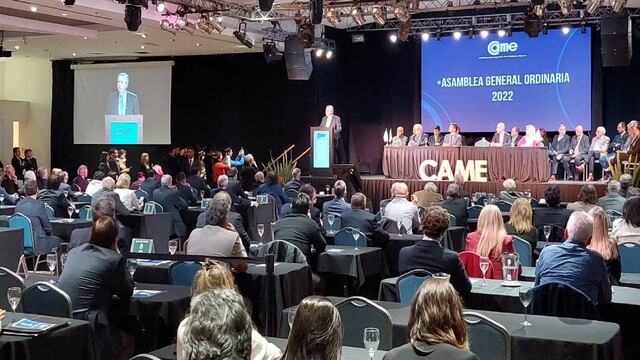 El Presidente habló antes pequeños y medianos empresarios.