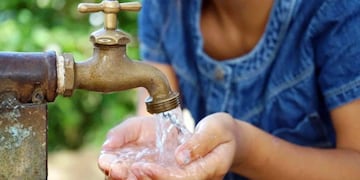 Desde el gobierno provincial buscan garantizar el acceso al agua potable.