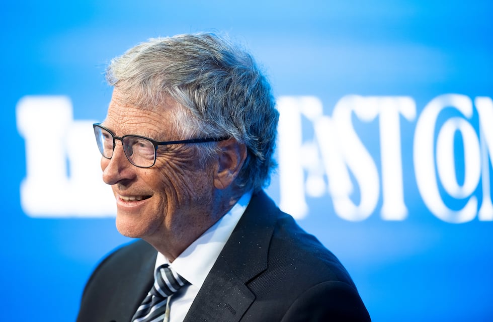 Un innovador inodoro inteligente que depura la orina y deshidrata los desechos sólidos fue presentado por Bill Gates