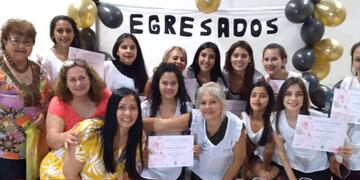Puerto Iguazú: más de 30 mujeres egresaron en manicuría y pedicuría.