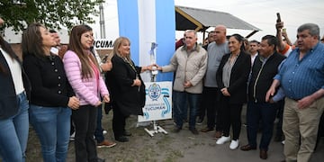 El gobernador inauguró alumbrado y pavimento en Arcadia y ratificó que la gestión provincial continuará recorriendo la provincia con soluciones concretas.