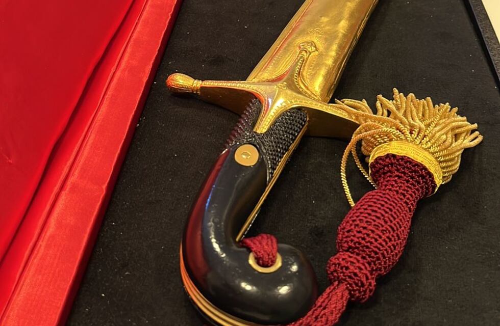 Rafaela recibió una réplica del sable corvo de San Martín hecho por Juan Carlos Pallarols