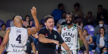 Atenas ganó y aseguró su presencia en Liga Nacional, como siempre. Lo festeja Bruno Lábaque (Guiller Ruarte / Prensa Riachuelo).
