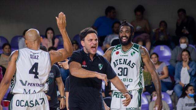 Atenas ganó y aseguró su presencia en Liga Nacional, como siempre. Lo festeja Bruno Lábaque (Guiller Ruarte / Prensa Riachuelo).