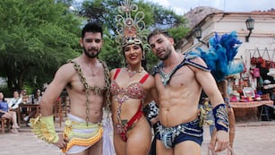 La Comisión Ejecutiva de los Corsos (Com.E.Cor.) de San Pedro de Jujuy llevó la promoción del carnaval 2025 a Purmamarca, en un recorrido que también visitó Humahuaca y Tilcara.