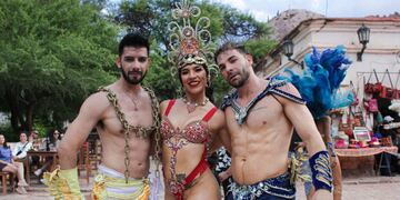 La Comisión Ejecutiva de los Corsos (Com.E.Cor.) de San Pedro de Jujuy llevó la promoción del carnaval 2025 a Purmamarca, en un recorrido que también visitó Humahuaca y Tilcara.