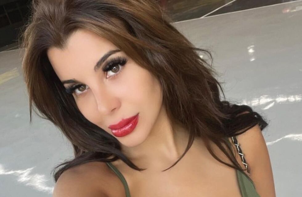 Charlotte Caniggia posó con una microbikini neón y dejó a todos con la boca abierta