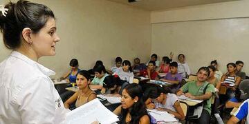 Del informe se desprende que los jóvenes de bajos recursos que alcanzan buenos niveles de aprendizaje son la excepción.