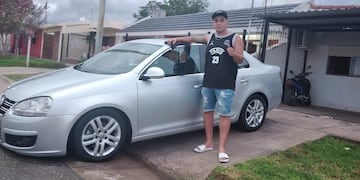 Alan Amoedo posa con su VW Vento.
