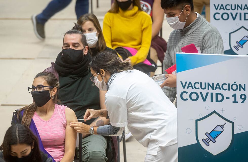 Coronavirus: este lunes vacunan a los que faltaron al turno de la primera dosis