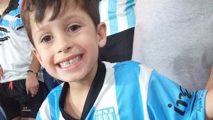 El niño nació con cataratas y eso provocó que su visión sea reducida.