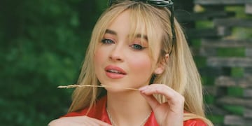 Sabrina Carpenter posó de espaldas y lució una corset mega ajustado off white al límite