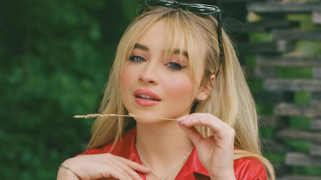Sabrina Carpenter posó de espaldas y lució una corset mega ajustado off white al límite