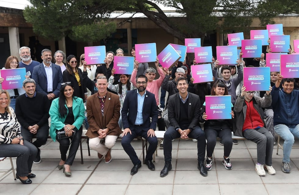 El Gobierno provincial entregó computadoras a alumnos de Coronel Rosales
