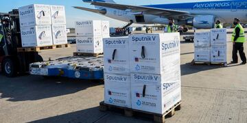 A las 15:43 arribó al aeropuerto Internacional de Ezeiza el vuelo 1063 de Aerolíneas Argentinas proveniente de Moscú con 390.035 vacunas Sputnik V del componente 1 y 80.000 del componente 2 que permitirán profundizar la implementación del Plan Estratégico de Vacunación contra el COVID-19 que lleva adelante el Gobierno nacional en todo el país.
presidencia