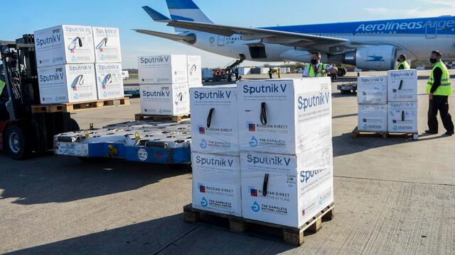 A las 15:43 arribó al aeropuerto Internacional de Ezeiza el vuelo 1063 de Aerolíneas Argentinas proveniente de Moscú con 390.035 vacunas Sputnik V del componente 1 y 80.000 del componente 2 que permitirán profundizar la implementación del Plan Estratégico de Vacunación contra el COVID-19 que lleva adelante el Gobierno nacional en todo el país.
presidencia