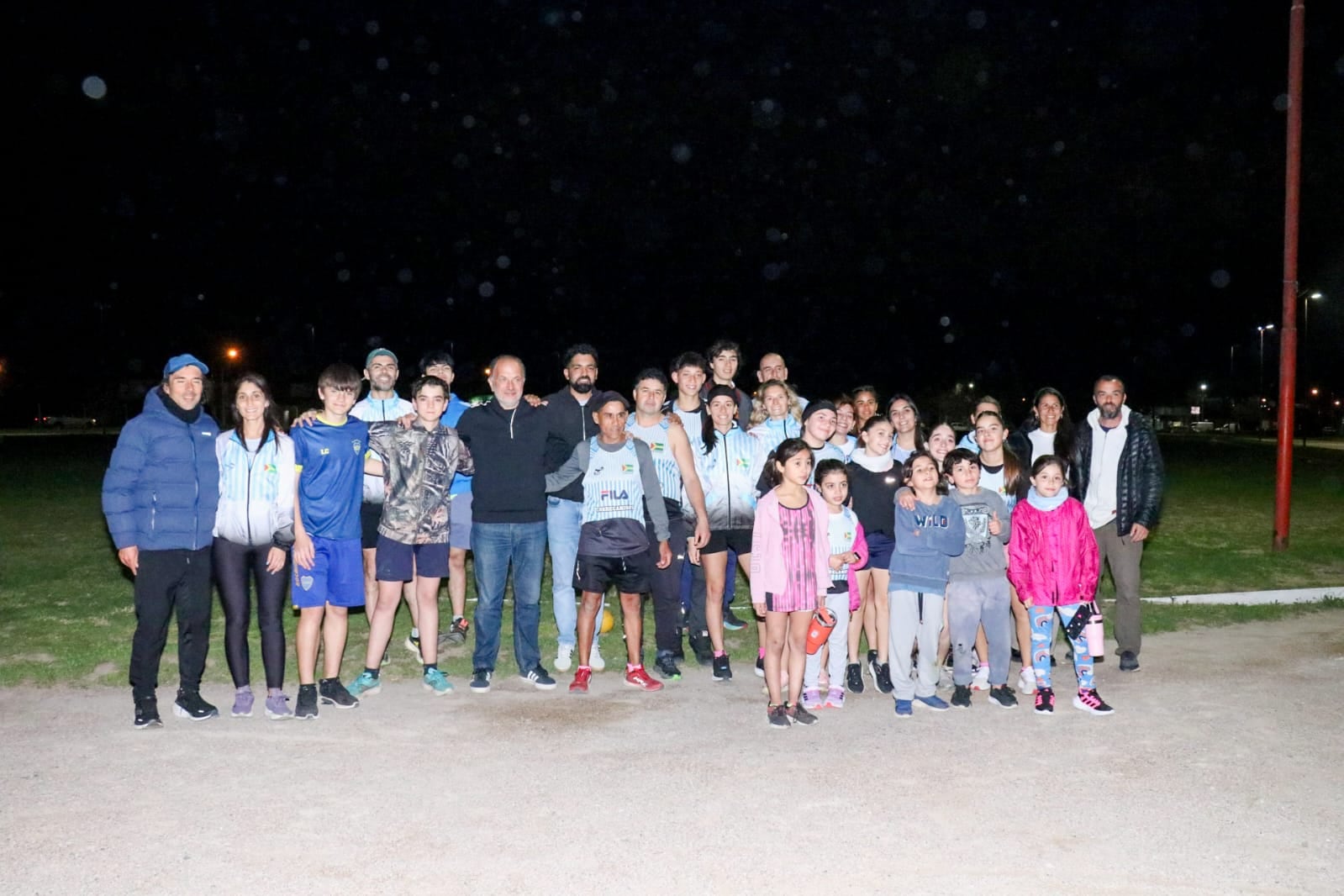 La pista de atletismo del Polideportivo “Rubén González” cuenta con nueva iluminación