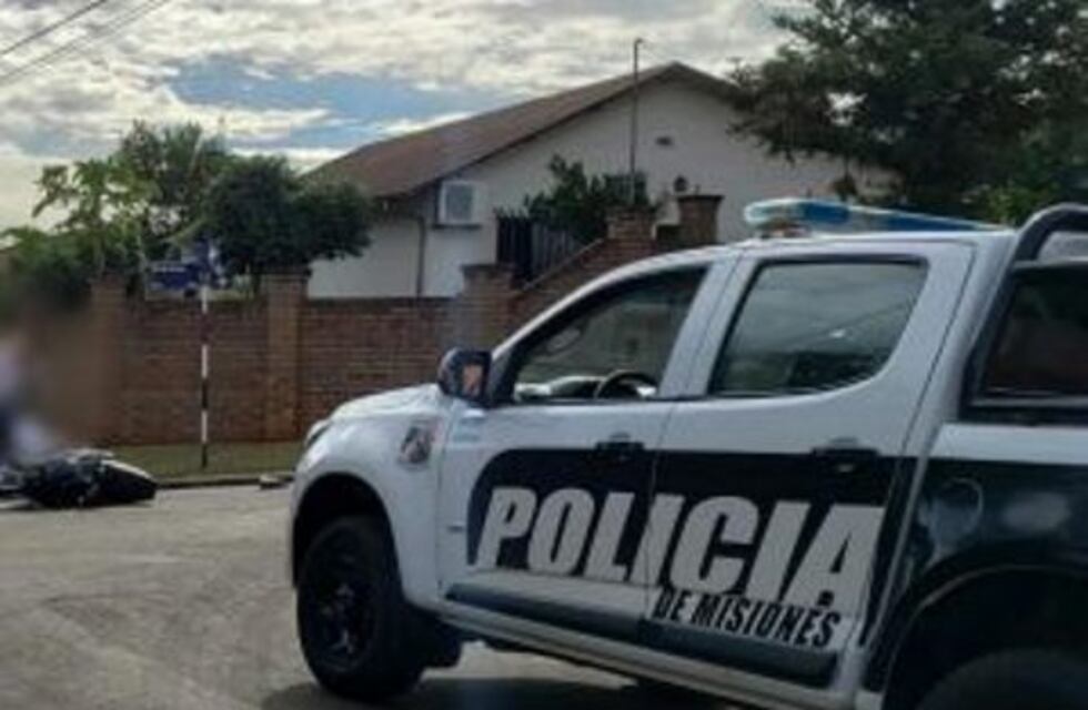 Accidente entre una moto y un automóvil dejó dos jóvenes heridos en Oberá
