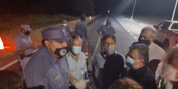 Legisladores de Juntos por el Cambio hablando con la policía para ingresar a Clorinda (UCR).