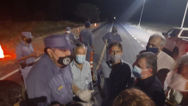 Legisladores de Juntos por el Cambio hablando con la policía para ingresar a Clorinda (UCR).