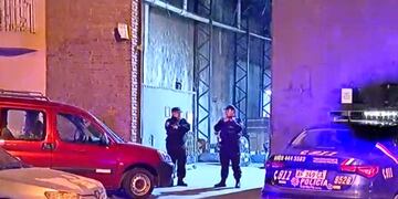 Los delincuentes escaparon de Avenida Nuestra Señora del Rosario al 2700 a bordo de un utilitario verde.