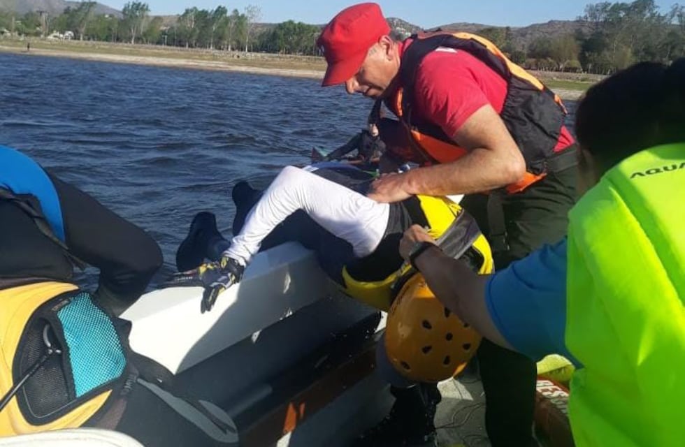 Carlos Paz: rescataron a un joven de 16 años que realizaba kite surf en el Lago San Roque