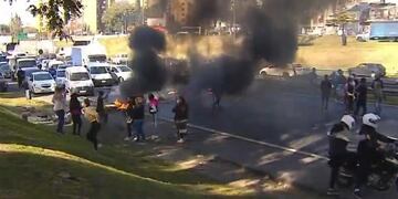 Los vecinos de villa Lugano cortaron General Paz en protesta (La Voz)