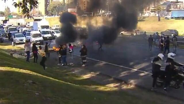 Los vecinos de villa Lugano cortaron General Paz en protesta (La Voz)
