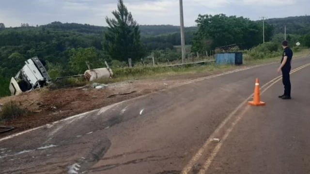 Gobernador López: desbarrancó un camión sobre la Ruta 215.