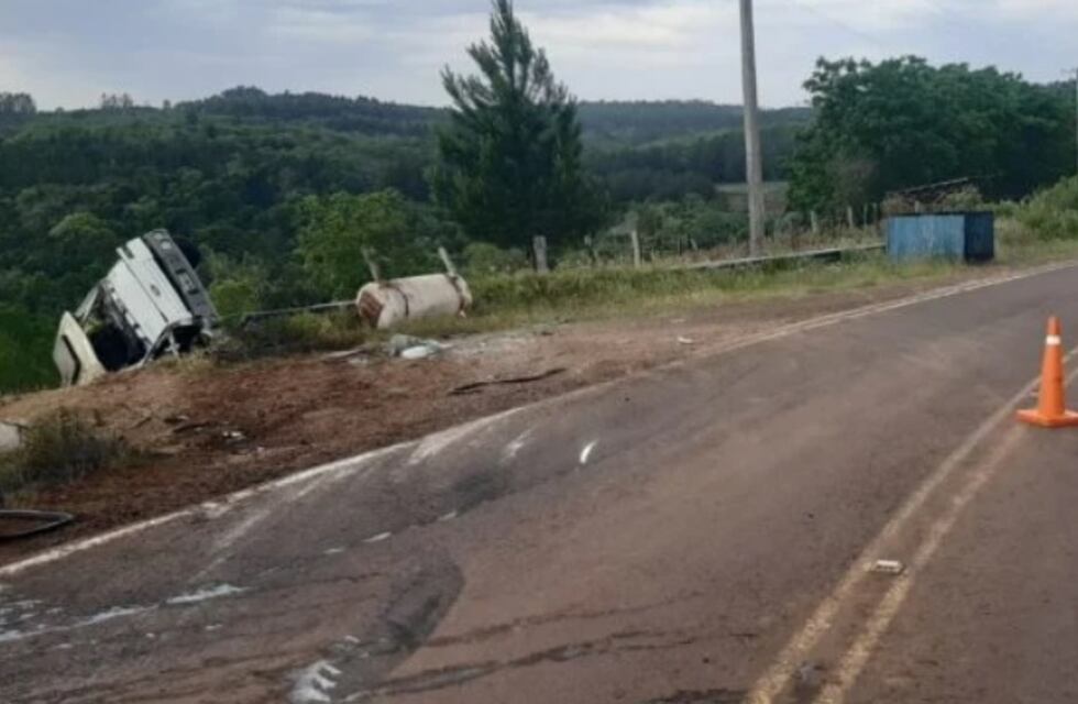 Gobernador López: desbarrancó un camión sobre la Ruta 215
