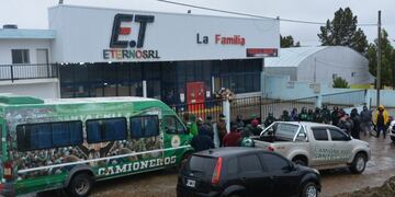 Bloquean el acceso al supermercado chino "La familia"