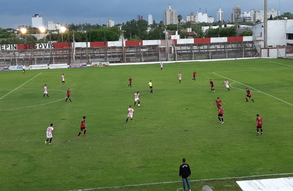 Con un hombre más, 9 de Julio perdió 4 a 3 a Atlético Carcarañá y quedó sin clasificación y sin técnico