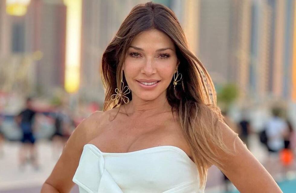 A los 58 años, Catherine Fulop modeló en un traje de baño que dejó ver todas sus curvas