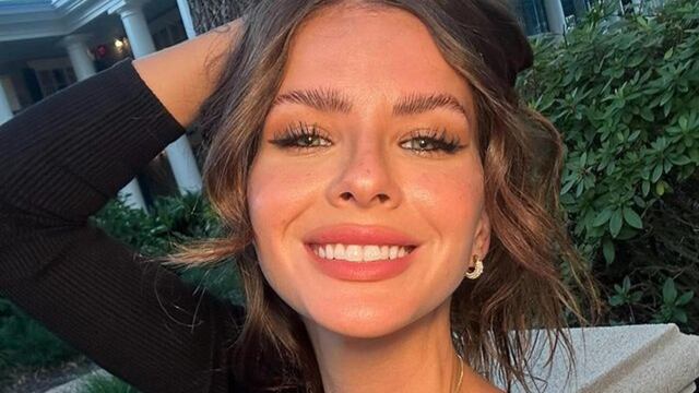 La China Suárez lució un vestido ajustado total black con escote y mucho glamour