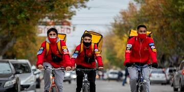 En el centro, Alejandro Davis, el delivery que devolvió el dinero de más que le dio una jubilada.