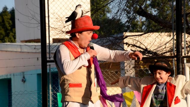 El Payaso Poca Sopa sorprende con un truco de magia. (Agencia Córdoba Cultura)