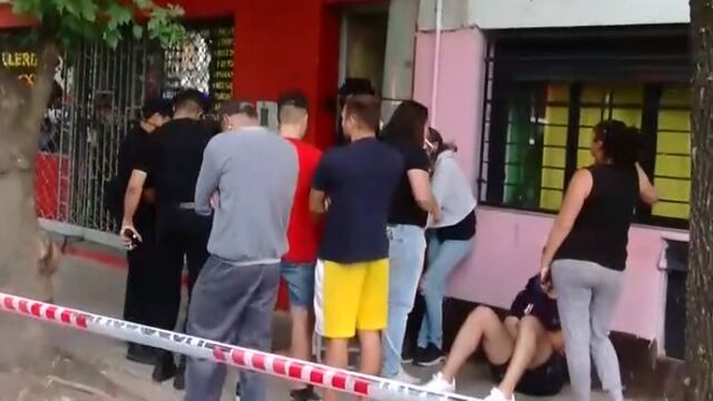 Los parientes se reunieron en la entrada al domicilio durante el inicio del operativo policial. (Canal 3)